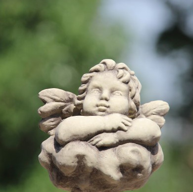 Engel Raffael Arme verschränkt