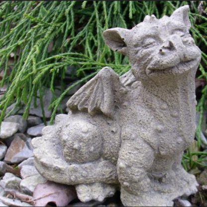 Drache Smile sitzend