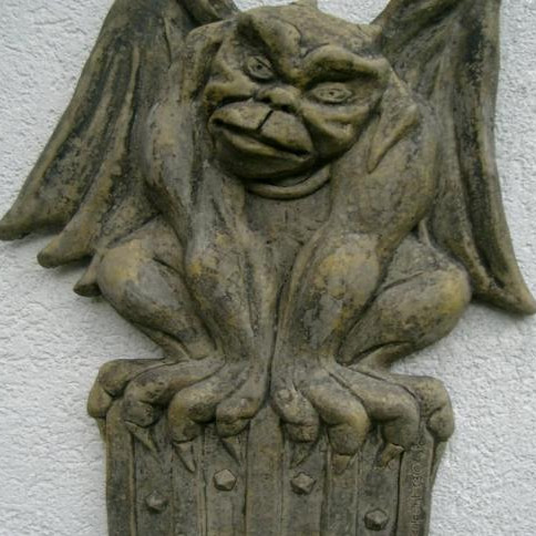 Relief Crest Gargoyle mit Wappen