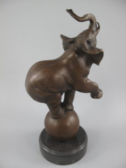 Bronze Figur Elefant auf Kugel3 416x554 - Bronze Figur Tier "Elefant auf Kugel" 33x18x13cm