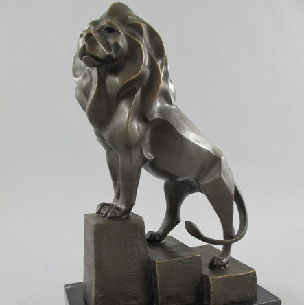 Bronze Figur Löwe auf Treppe stehend Bronze Figur Löwe auf Treppe stehend