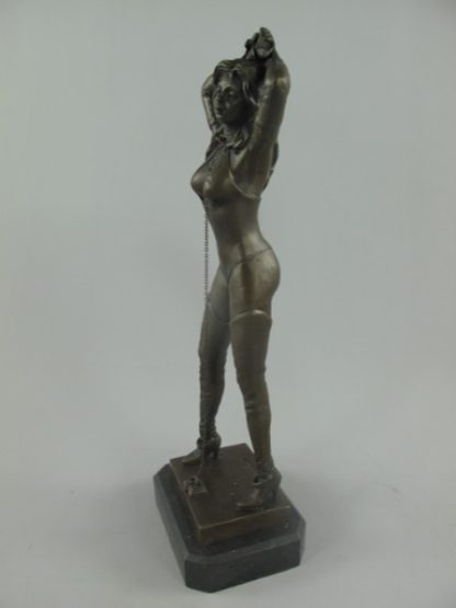 Bronze Figur Lady angekettet2