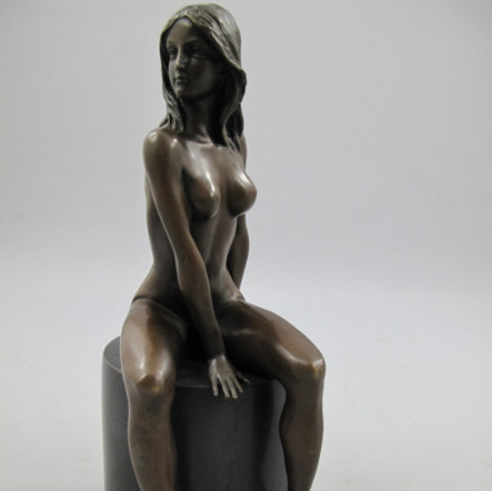 Bronze Figur Lady - auf Sockel sitzend