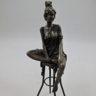 Bronze Figur Lady - auf Stuhl