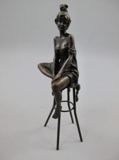 Bronze Figur Lady - auf Stuhl2