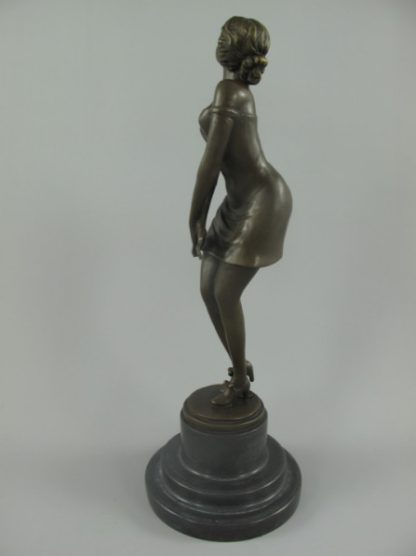 Bronze Figur Lady jung und kokett5 416x556 - Bronze Figur "Frau - jung und kokett" 37x13cm