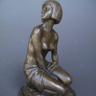Bronze Figur Lady - kauernd zurück blickend