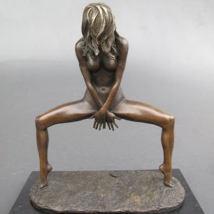 Bronze Figur Lady mit gebeugten Knien