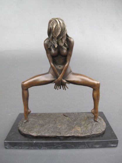 Bronze Figur Lady mit gebeugten Knien2