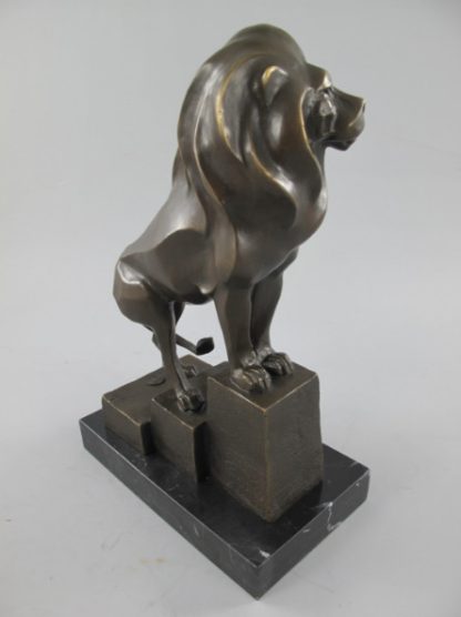 Bronze Figur Löwe auf Treppe stehend3 416x556 - Bronze Figur "Löwe auf Treppe stehend" 32cm