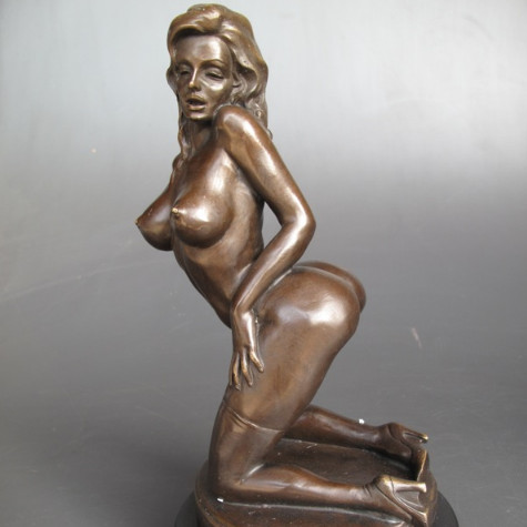 Bronze Figur Lady - mit High Heels kniend Bronze Figur Lady - mit High Heels kniend
