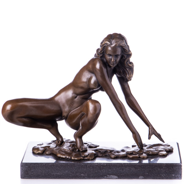 Bronzefigur Lady - aus Hocke aufstehend 19x23x12cm