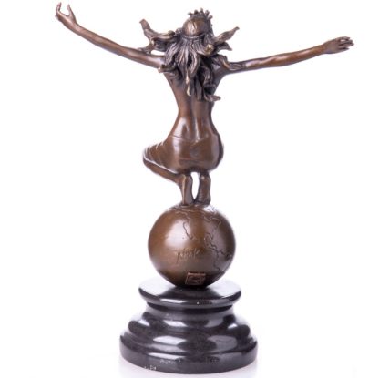 Bronzefigur Lady - auf Weltkugel sitzend 25cm2