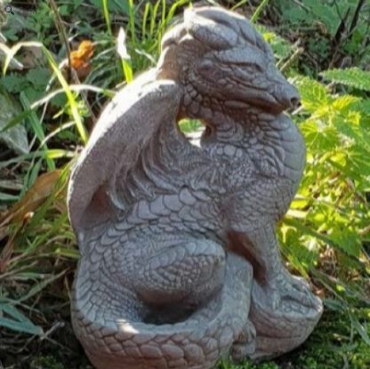 Drache Rex sitzend
