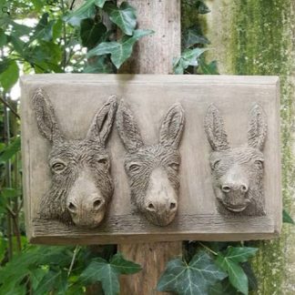 Relief Esels Trio mit drei Eselsköpfen