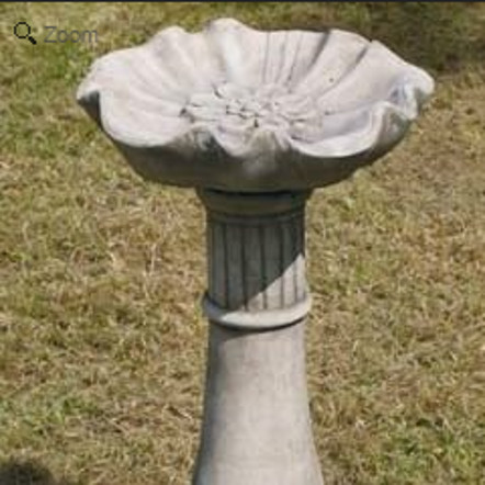 Vogeltränke auf Sockel Vogeltränke auf Sockel