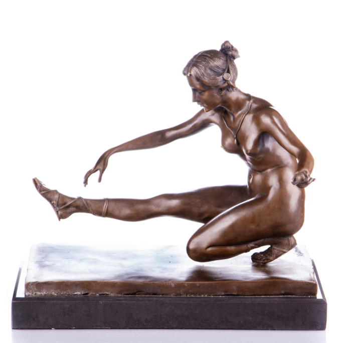 Bronzefigur Lady - auf einem Fuß hockend