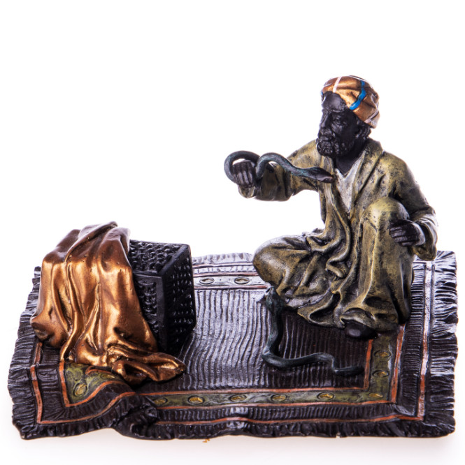 Farbige Bronzefigur Schlangenbeschwörer auf Teppich Farbige Bronzefigur Schlangenbeschwörer auf Teppich