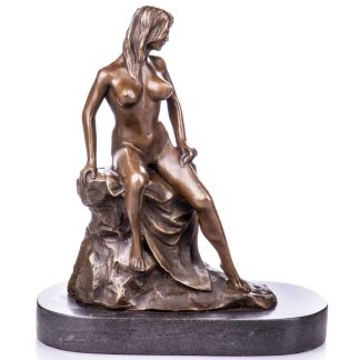 Erotische Bronze Figur Frau auf Felsen 27x24x15cm