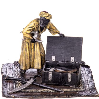 Farbige Bronzefigur Arabischer Waffenhändler mit Kiste Wiener Art 11x13x13cm
