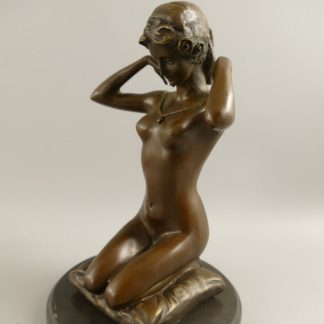 Erotische Bronze Figur Frau auf Kissen 27x19x19cm