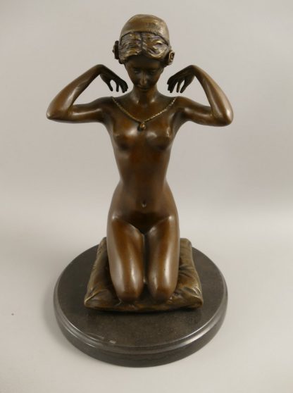Erotische Bronze Figur Frau auf Kissen 27x19x19cm2