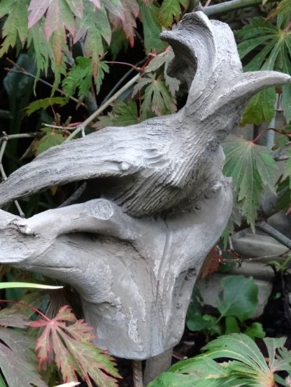 Wesen der Lüfte "Wiedehopf" dunkler Steinguss 28x29x29cm – Bild 3