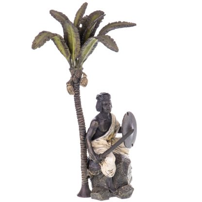Farbige Bronzefigur Wiener Art Afrikanischer Krieger unter Palme 24x14x11cm