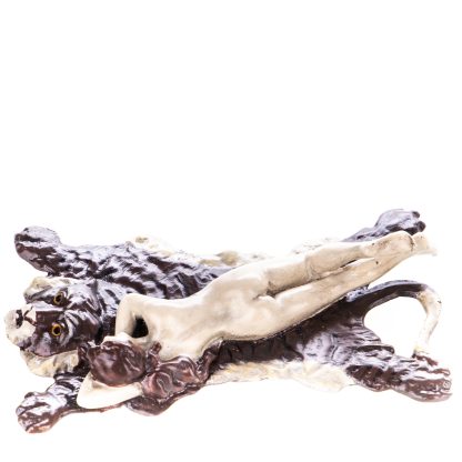 Farbige Bronzefigur Wiener Art Weiblicher Akt auf Tigerfell 3x12x8cm2