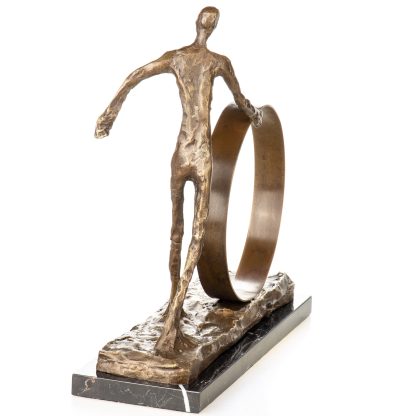 Moderne Bronzefigur Mann mit Ring 35x35x12cm2