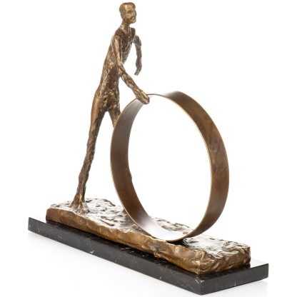 Moderne Bronzefigur Mann mit Ring 35x35x12cm – Bild 3