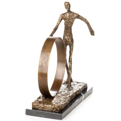 Moderne Bronzefigur Mann mit Ring 35x35x12cm – Bild 4