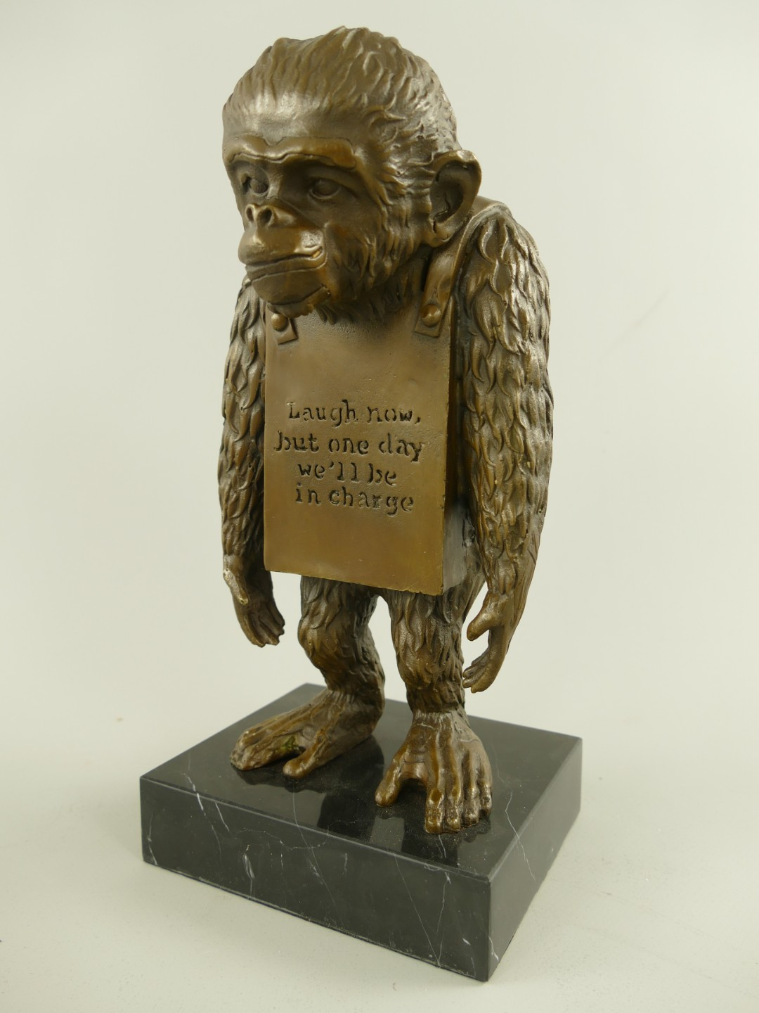 Bronzefigur Banksy Affe mit Schild 26x11x13cm Bronzefigur-Banksy-Affe-mit-Schild-26x11x13cm