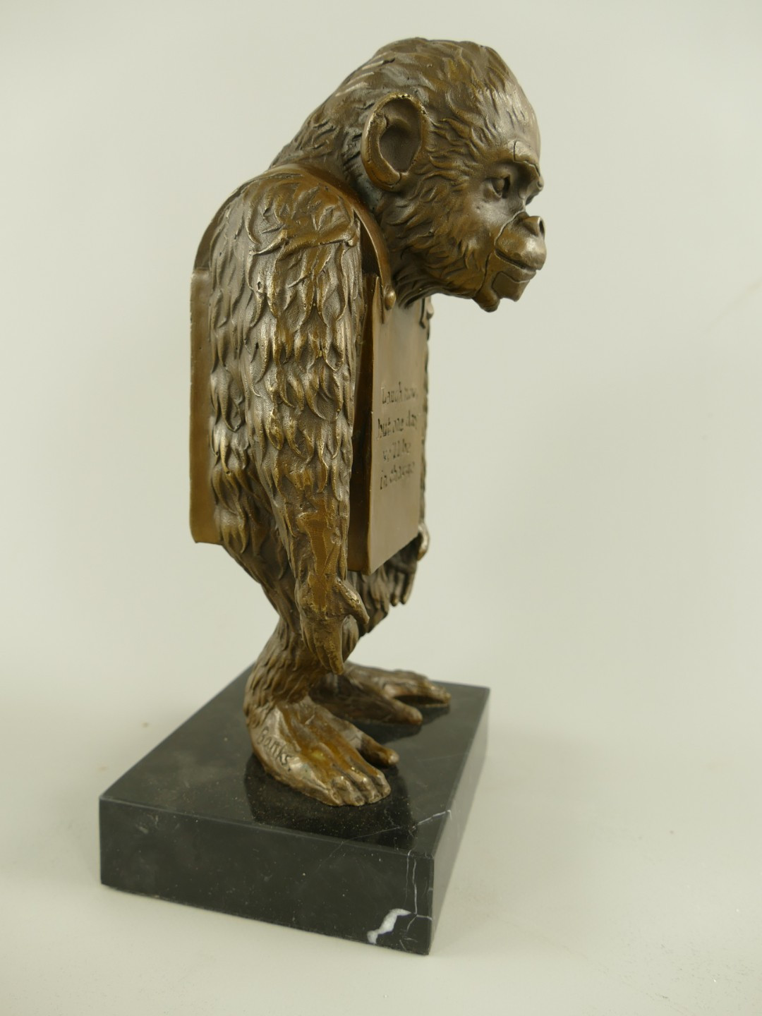 Bronzefigur Banksy Affe mit Schild 26x11x13cm2 Bronzefigur-Banksy-Affe-mit-Schild-26x11x13cm2