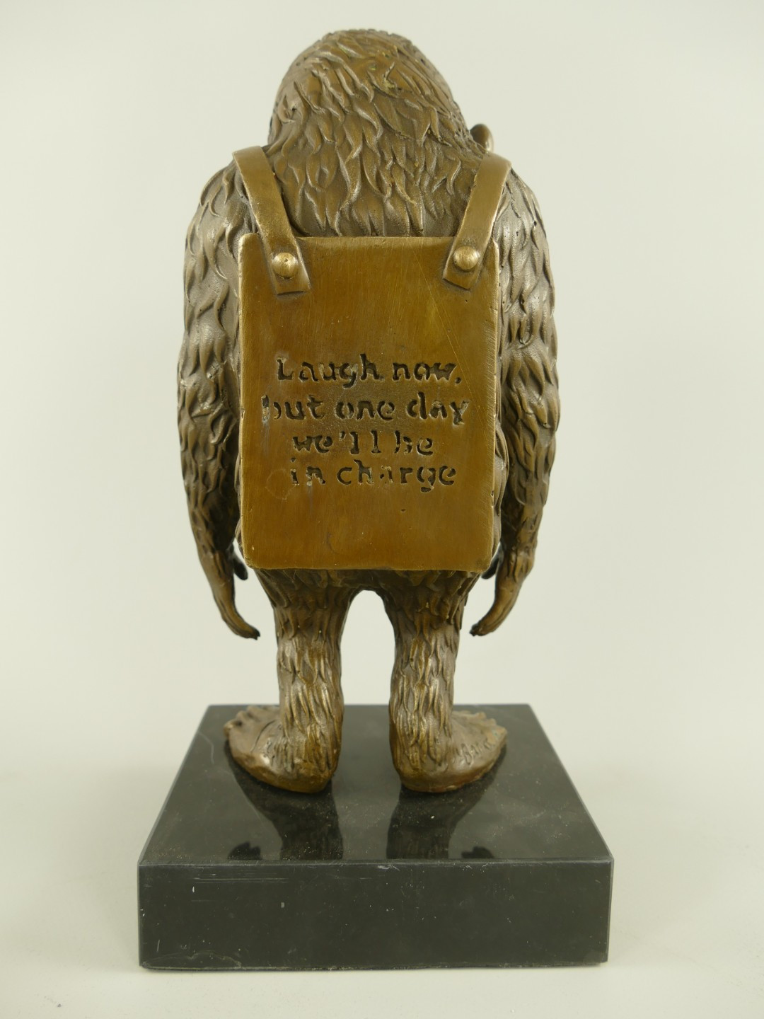 Bronzefigur Banksy Affe mit Schild 26x11x13cm3 Bronzefigur Banksy Affe mit Schild 26x11x13cm – Bild 3
