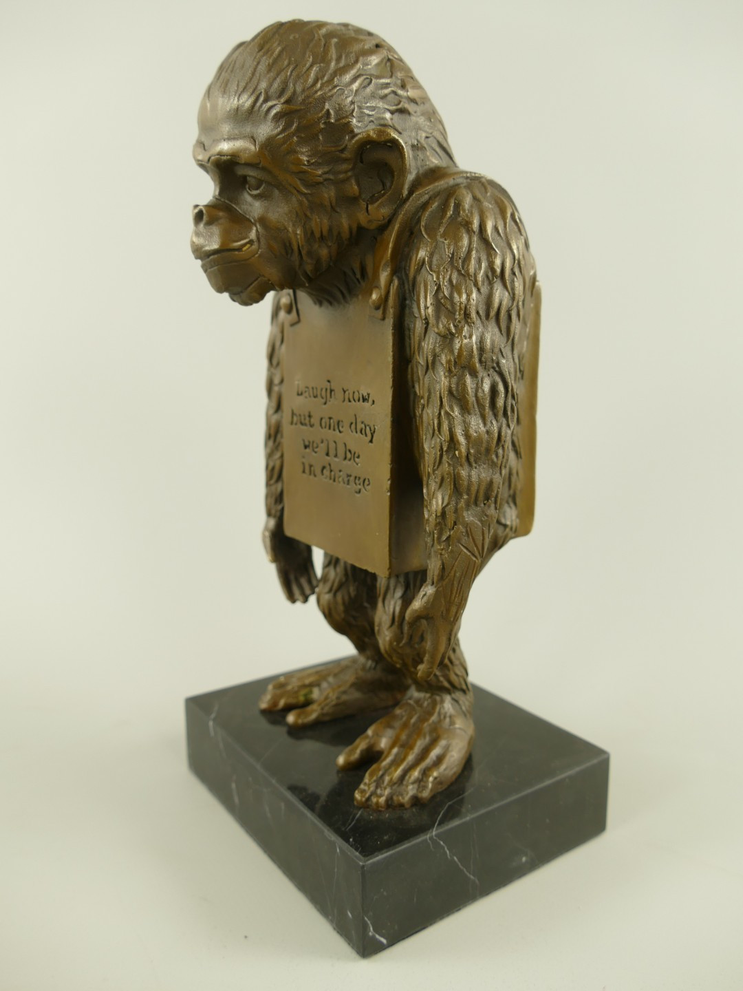 Bronzefigur Banksy Affe mit Schild 26x11x13cm4 Bronzefigur Banksy Affe mit Schild 26x11x13cm – Bild 4