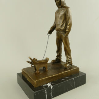 Bronzefigur Banksy Mann mit Hund 26x12x16cm Bronzefigur Banksy Mann mit Hund 26x12x16cm